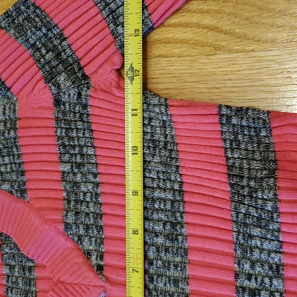 Stretchy Fitted V-neck Sweater - Picture 6 of 7
